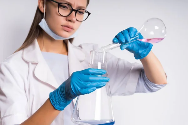 안경에 집중된 소녀 화학자 믹스 플라스 크에서 화학 솔루션 — 스톡 사진