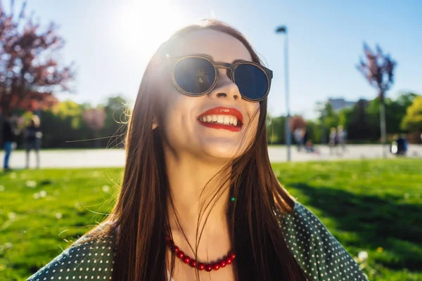 Donna di moda in occhiali outside.Summer glamour sorridente ragazza — Foto Stock