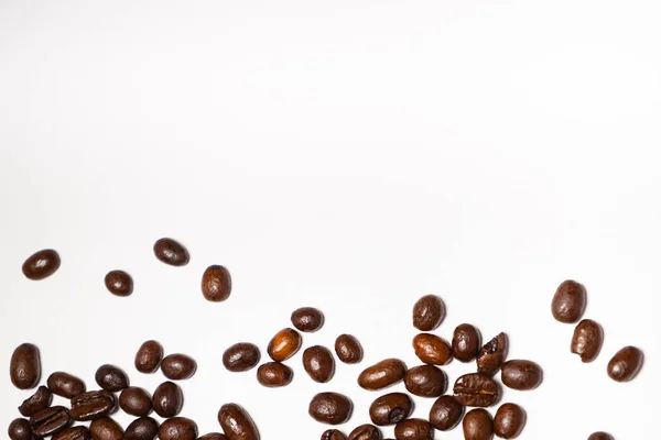 Στην άσπρη επιφάνεια βρίσκονται οι κόκκοι του καφέ arabica αρωματικός, για ένα χαρούμενο πρωί — Φωτογραφία Αρχείου