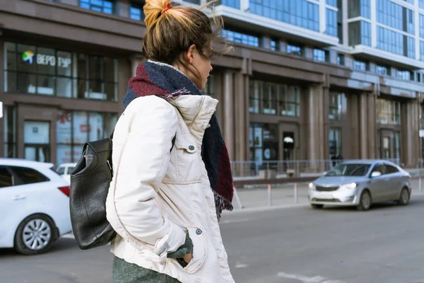 Stylish girl in a white jacket walks around the autumn city — Stock Photo, Image