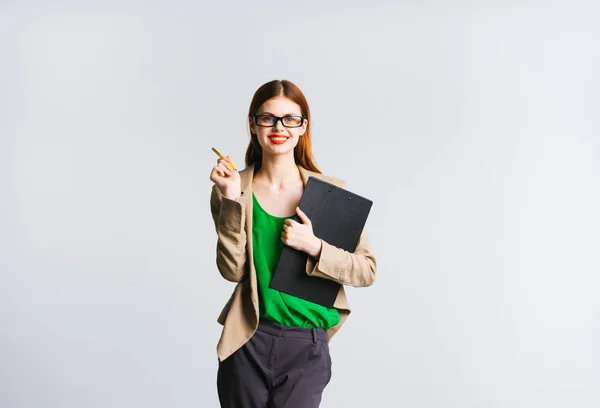 Glückliche Geschäftsfrau mit Brille und beiger Jacke hält Dokumente lächelnd in den Händen — Stockfoto