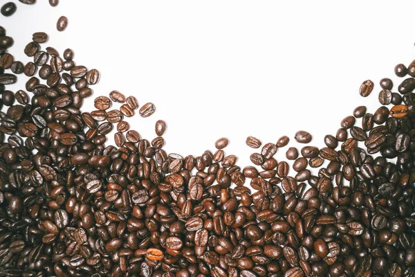 Λευκό φόντο ψέμα κόκκοι καφέ arabica αρωματικά — Φωτογραφία Αρχείου
