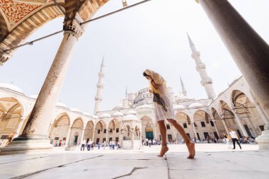 Bir eşarp genç bir Müslüman kadın Istanbul camiye gider. Yaz tatili, seyahat. İspanyol kız, İran, Suriye kadın