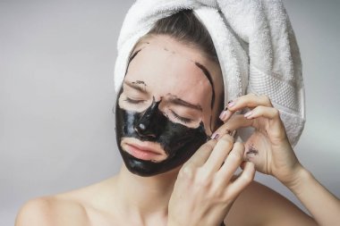 Kadın siyah maske, iyi sonuçlar çıkarmak. Yüz fırçalayın, pul pul dökülme gözenekleri, temiz cilt