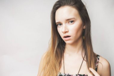 Güzel kadın kamera beyaz bir arka plan üzerinde seyir 