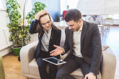 İş takım elbiseli genç bir adam bir şey meslektaşı için açıklar