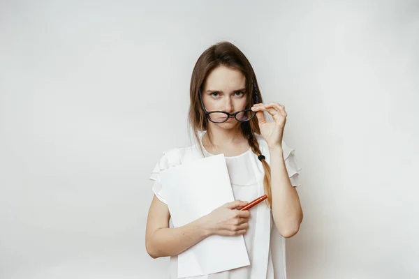 Mujer con gafas, trabajadora de oficina sobre fondo blanco — Foto de Stock