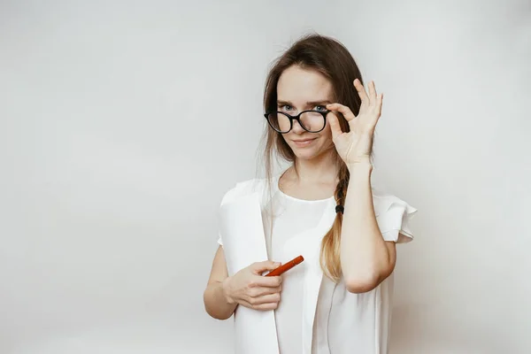 Feminino escritório feliz com óculos em um fundo branco — Fotografia de Stock