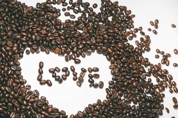 A sok kávé szemes formában a felirat "szerelem" — Stock Fotó