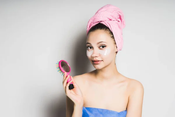 Молодая девушка с полотенцем на голове заботится о себе после душа — стоковое фото