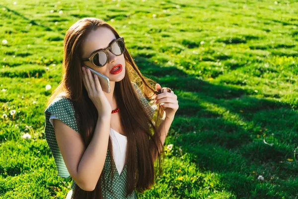 Woman talking with mobile ,speaking ,smiling.Girl in sunglasses — Stock Photo, Image