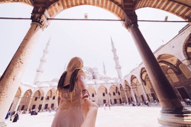 Kadın adam camiye giden Fularlı