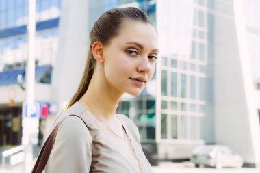 Bir yaz elbiseli bir genç kız şehirde yürüyüş