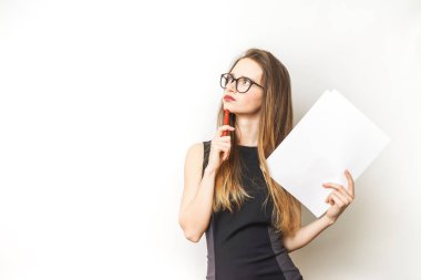 Düşünme yüz office çalışan erkek beyaz bir arka plan üzerinde 