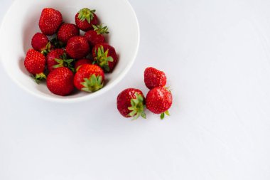 Taze çiğ sağlıklı beslenme çilek meyve plaka, izole beyaz, görünümü yukarıda, flatlay yakın-up, boşaltmak için metin, çerçeve