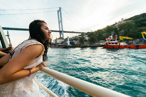 Turister personer kvinna på kryssning båttur på vatten — Stockfoto