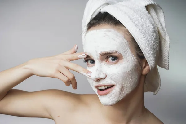 Mulher feliz surpreendente usar mack limpador branco, esfregar no rosto — Fotografia de Stock
