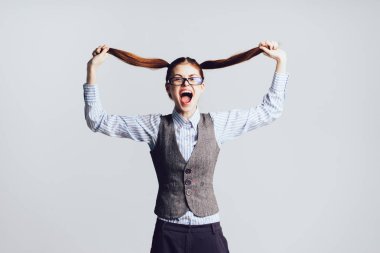 Genç kız öğrenci saç öfke gözyaşı hazır gözlük