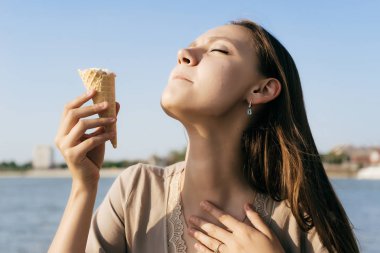 Bir yaz elbiseli bir genç kız ona dondurma keyfi