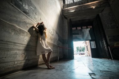 Mümin kız ışık ışınları tapınakta duruyor ve Tanrı arayışı içinde örnek alıyor