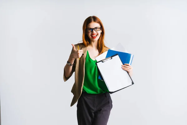 Junge Sekretärin mit Brille hält eine Akte — Stockfoto