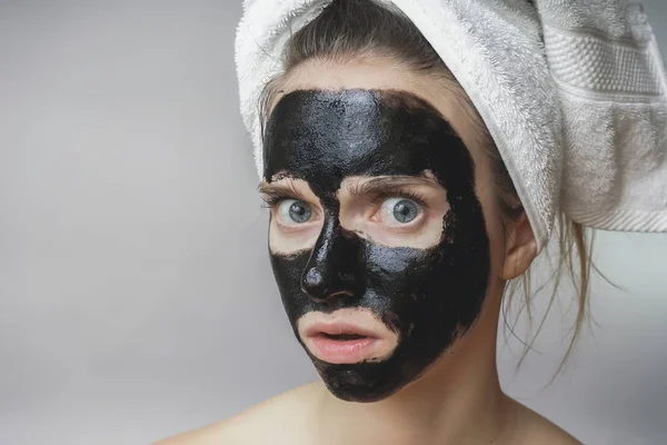 Black mask on woman face ,smiling ,skincare, cleansing pore ,against acne — Stock Photo, Image