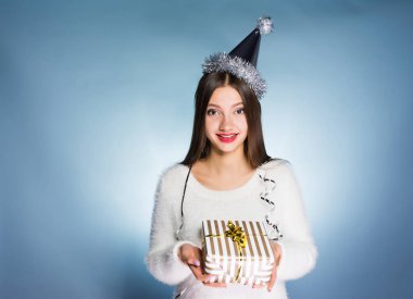 mutlu kız takımda şenlikli bir başlık Noel ve yeni yıl için bir hediye aldı