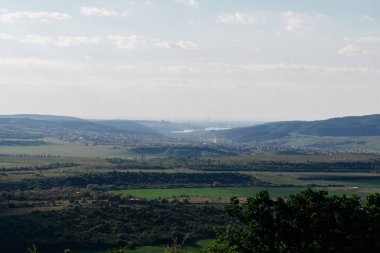 güzel doğa, yeşil alanlar yüksek Dağları, ormanları ve nehirler fon karşı