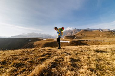 aktif genç kız seyahatleri Kafkas ridge üzerinde bir sırt çantası ile Gürcistan'ın doğa sahiptir