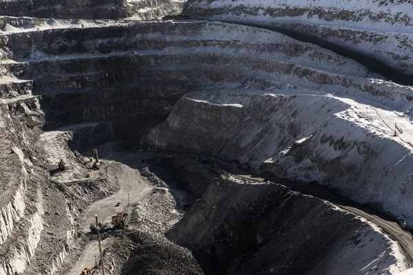 Ásványi anyagok kitermelése hatalmas mély szürke kőbánya — Stock Fotó
