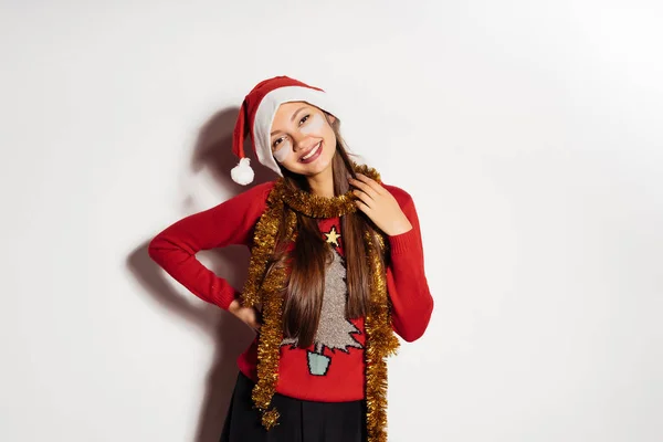 Šťastná dívka čeká na nový rok a Vánoce, chce dary, nosí červené slavnostní svetr, usmíval se — Stock fotografie