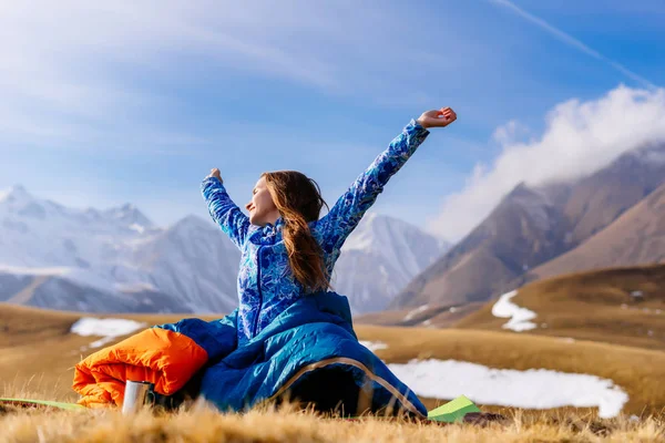 Спортивний дівчина прокинувся вранці, на тлі надихає краєвид, Кавказ — стокове фото
