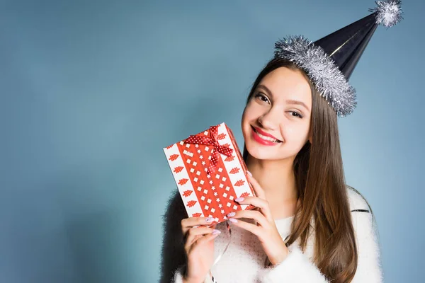 Счастливая девушка в праздничной шляпе получила подарок на Новый год и Рождество — стоковое фото