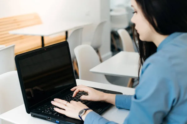 Jovem freelancer bem sucedido trabalhando atrás do laptop, no café — Fotografia de Stock