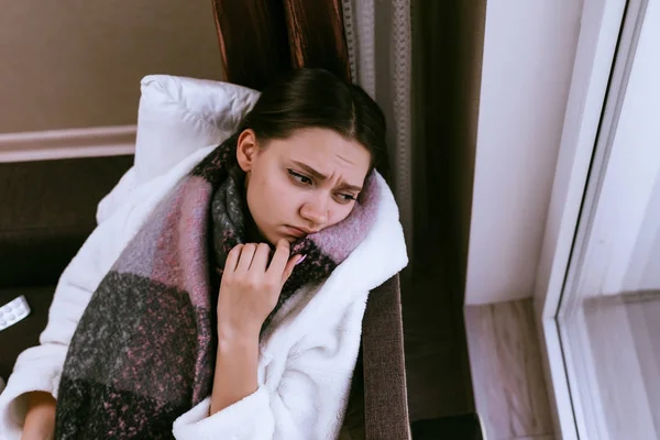 Sad girl got sick before the new year, sore throat due to cold weather, — Stock Photo, Image