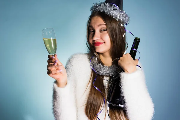 Смешная пьяная девушка празднует новый год, после того, как корпорация, держит в руках бокал шампанского — стоковое фото