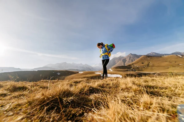 Молодая девушка ходит в активных походах по Кавказским горам, ведет активный здоровый образ жизни — стоковое фото