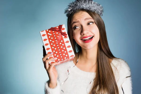 Feliz joven celebra el nuevo año 2018 y la Navidad, tiene un regalo — Foto de Stock