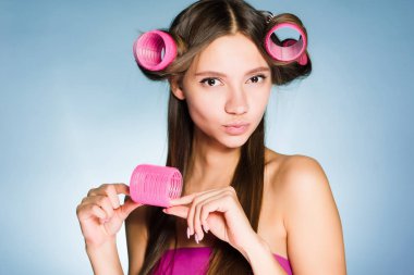 güzel genç kız büyük curlers ile şık bir saç modeli yapmak