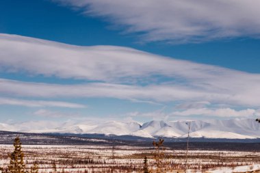 güzel doğa, yüksek karla kaplı dağlar, sonsuz alanları, mavi gökyüzü beyaz bulutlar ile
