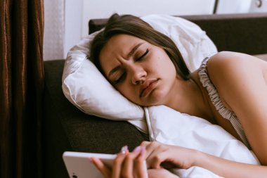 genç bir kız erken uyandım, çalar saat çaldı ve kapalı gün şımarık