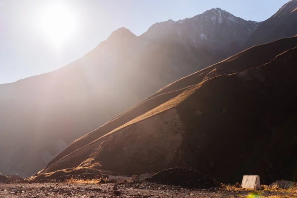 Вдохновляющая природа, Кавказский хребет в утреннем свете — стоковое фото
