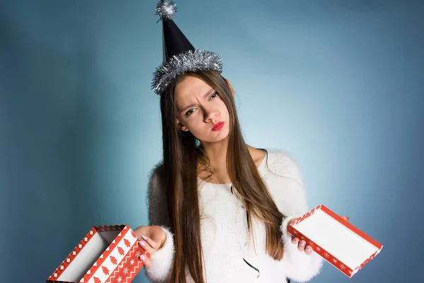 Недовольная молодая девушка расстроена тем, что она не получила подарок на Новый год и Рождество — стоковое фото
