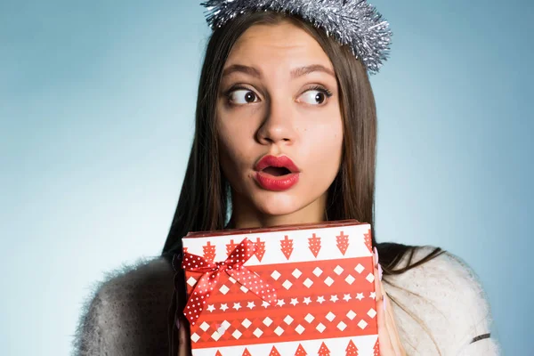 Joven chica sorprendida en previsión del nuevo año y la Navidad, recibió un regalo — Foto de Stock