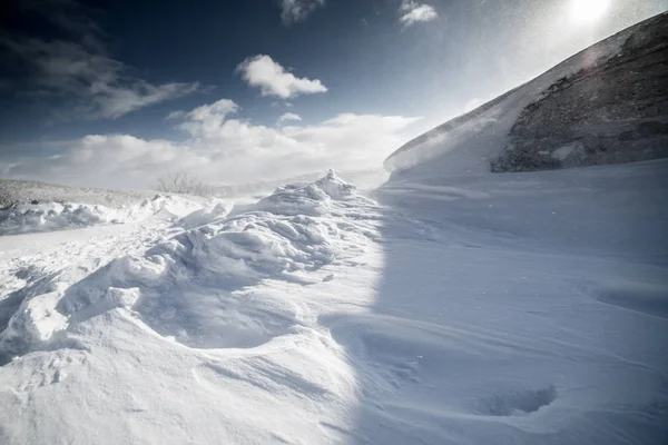 Långt till norr är det mycket kallt, bergen och allt är täckt med snö — Stockfoto
