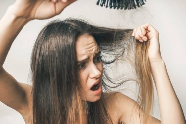 Depresif kadın beyaz bir arka plan üzerinde tüyler kayıp 