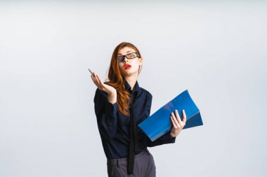 Genç öğretmen kız sersem bir şey hakkında düşünüyor