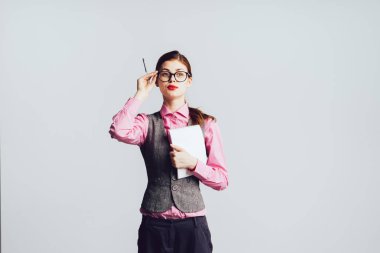 Rapor geçmek gözlüklü genç kız Sekreter hazırlar