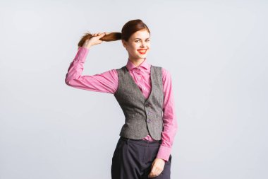 Gülümseyen genç kız öğrenci saç yayılıyor