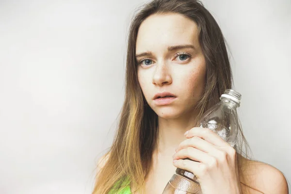 白い背景の上に水のボトルと怒っている女性 — ストック写真